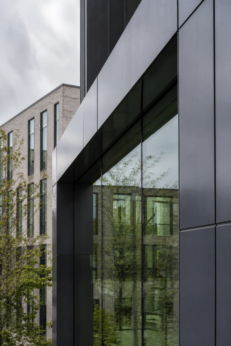 Lagdelte glasflader i moderne dansk arkitektur
